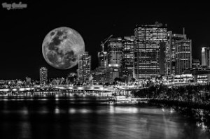 full_moon_over_the_city_by_droy333-d5aof5m