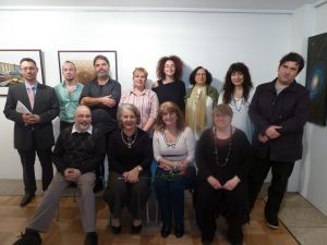 Στη φωτογραφία οι συντελεστές του Ποιητικού Απογεύματος. Όρθιοι από αριστερά, Κων. Καλύμνιος, Απ. Κυρίτσης, Δημ. Τρωαδίτης, Θεοδ. Πουλοπούλου, Π. Μαλαπάνη, Αθ. Γκινάκη, Σαλ. Αργυροπούλου, Γ. Μουρατίδης. Καθιστοί, από αριστερά, Γ. Αθανασίου, Κ. Αλεξοπούλου, Ελ. Λιανίδου και Μόν. Αθανασίου