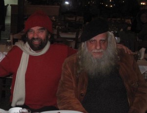 Ο Γιάννης Υφαντής (αριστερά) με τον ποιητή Λευτέρη Πούλιο σε ταβέρνα των Εξαρχείων το Μάρτη του 2012,