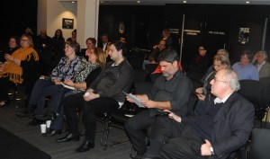 Μια άποψη του ακροατηρίου. Σε πρώτο πλάνο (από δεξιά) οι Γιάννης Βασιλακάος και Δημήτρης Τρωαδίτης