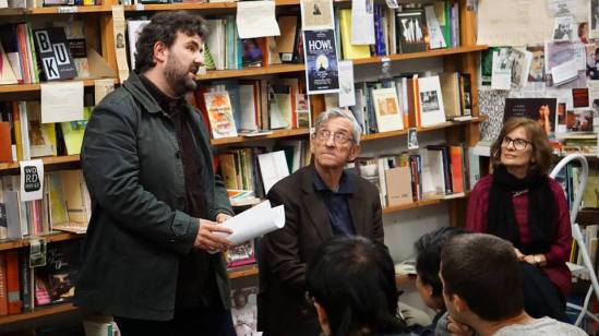 Στην παρουσίαση του βιβλίου. Από αριστερά, ο ποιητής Γιώργος Μουρατίδης (μεταφραστής των ποιημάτων), ο ποιητής Νίκος Νομικός και η εκδότρια Ελένη Νίκα